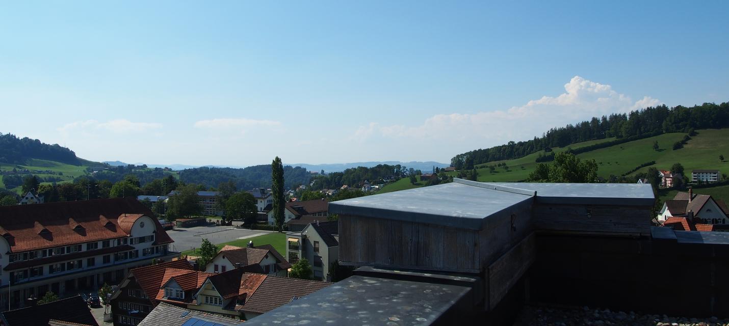 Aussicht vom Dach des Spital Herisau mit Nisthilfen für den Alpensegler